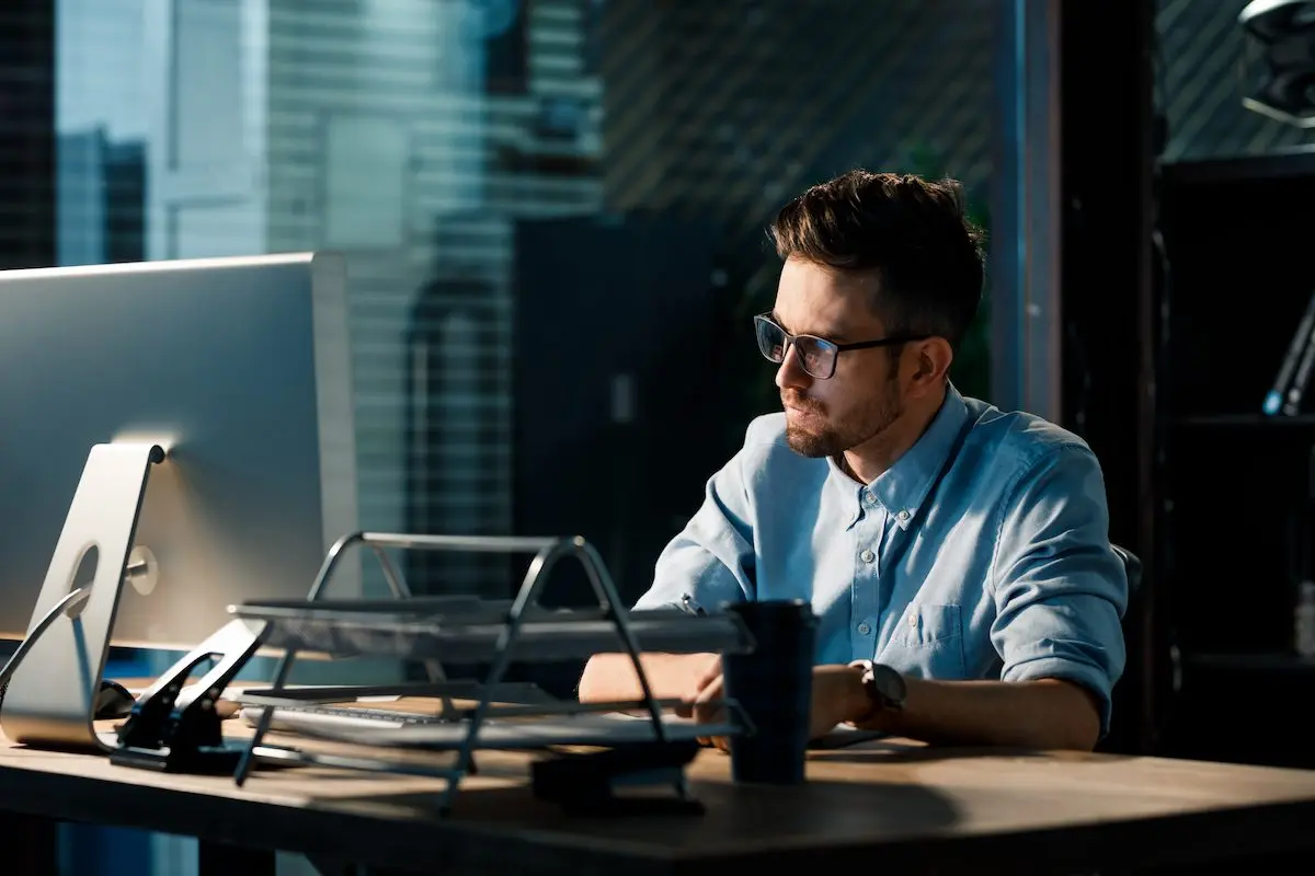 wartung-von-netzwerk-software Geschäftsfüherer der im Feierabend die Software, Server und Firewalls wartet